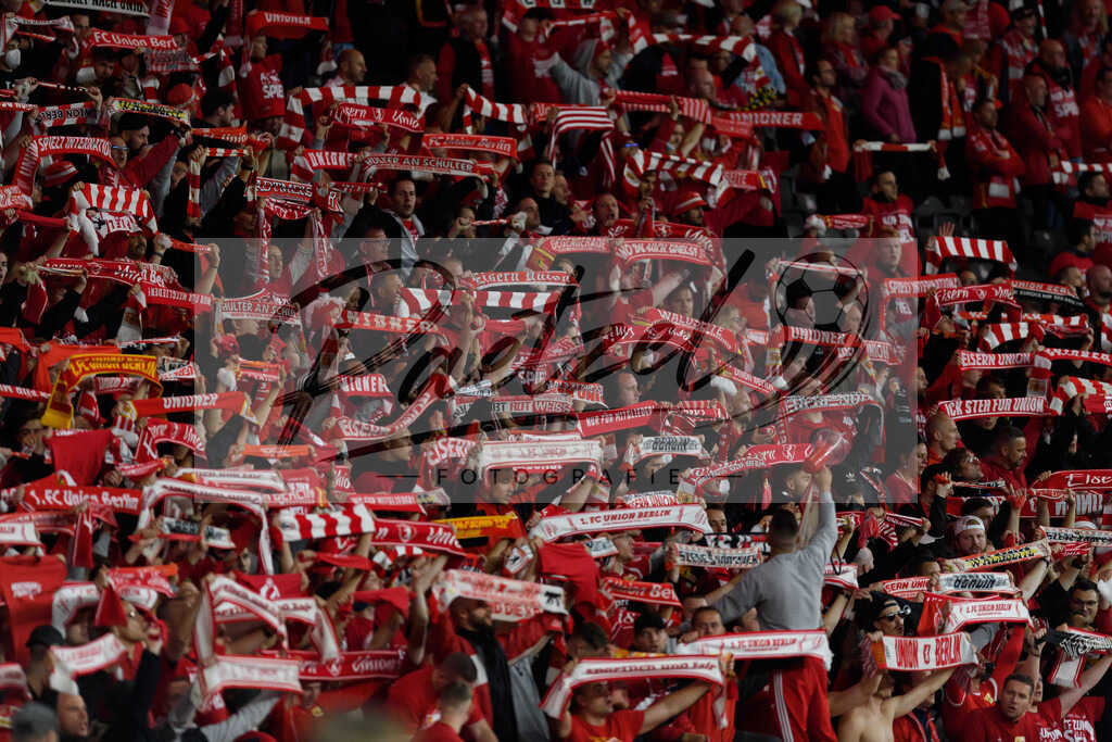FCUKUO20210826_041 | Fussball, Herren: . Fans vom 1. FC Union Berlin beim Spiel der UEFA Conference League zwischen 1. FC Union Berlin und Kuopion PS im Olympiastadion am 26.08.2021 in Berlin, Deutschland. - Realisiert mit Pictrs.com