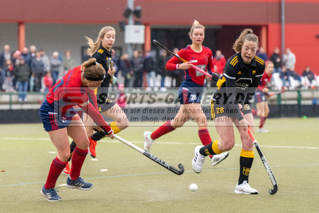 HK_20230401_106596 | 1. Bundesliga Damen Düsseldorfer HC - Harvestehuder THC  am 1.4.2023 DHC Düsseldorf, Düsseldorf , Maike Schaunig ( Düsseldorfer HC #21 ) , Landgrebe Antonia ( Harvestehuder THC #28 )