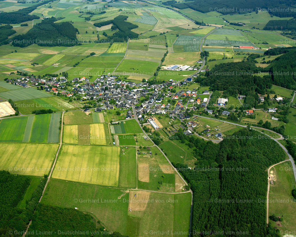 2611072 | ROTH 09.06.2006 Landwirtschaftliche Nutzflächen und Feldgrenzen  umsäumen das Siedlungsgebiet des Dorfes in Roth im Bundesland Hessen, Deutschland // Agricultural land and field boundaries surround the settlement area of the village  in Roth in the state Hesse, Germany Foto: Gerhard Launer