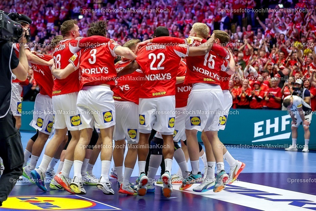 EHF01022602130 | 01.02.2026, Handball, Men's EHF EURO 2026, Deutschland - Dänemark, Jyske Bank Boxen in Herning, Final: Dänemark ist Europameister. Die Mannschaft feiert den Sieg jubelnd auf dem Spielfeld.  xxxxxxxxxxxxx