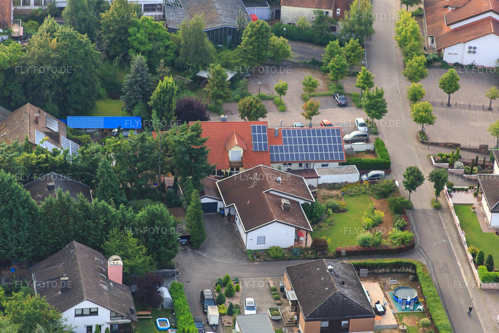 Luftbild: Westliche Gleisbergstr im Ortsteil Billigheim in Billigheim-Ingenheim im Bundesland Rheinland-Pfalz in Deutschland. Foto: IMG_092761.jpg vom 13.08.2016 durch Werner Riehm/FLY-FOTO.de