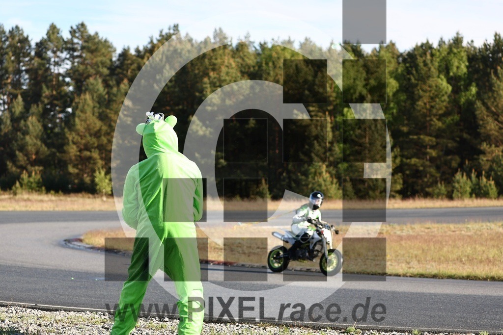 mopedrennen-20260514_12073 | Schöne Erinnerungen an spannende Momente - das festzuhalten ist unser Job. PIXELrace.de ist seit 2003 auf den Rennstrecken Europas unterwegs um die Action draußen beim Fahren und die wunderbare Stimmung imm Fahrerlager für euch einzufangen.