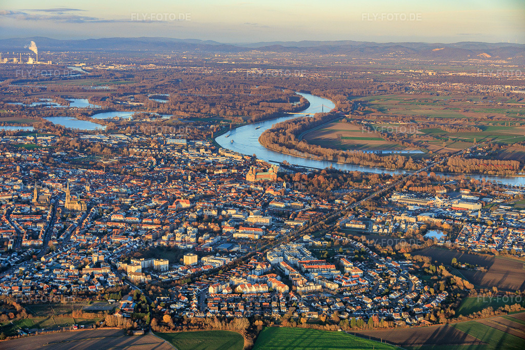 Luftbild: Stadtansicht am Rhein aus Süden in Speyer im Bundesland Rheinland-Pfalz in Deutschland.Foto: IMG_151401.jpg vom 18.11.2025 durch Werner Riehm/FLY-FOTO.deAuflösung des Originals: 6000 x 4000 px