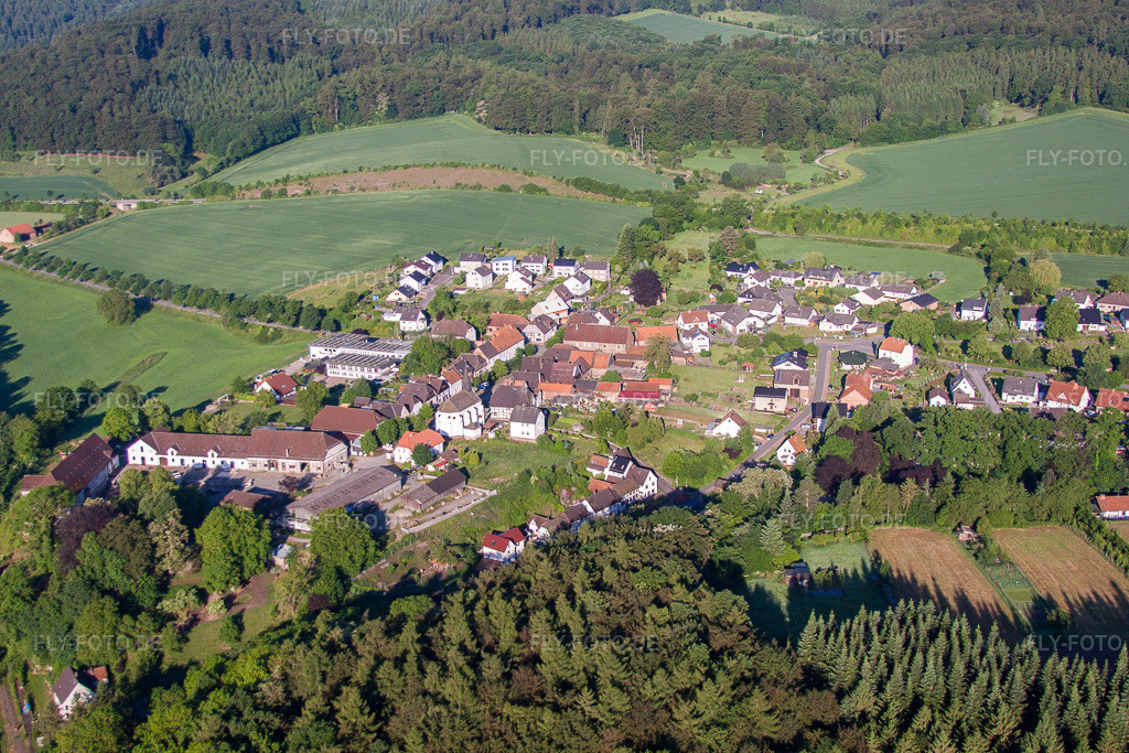 Luftbild: Ortsansicht von Osten im Ortsteil Blankenau in Beverungen im Bundesland Nordrhein-Westfalen in Deutschland. Foto: IMG_65587.jpg vom 25.05.2014 durch Werner Riehm/FLY-FOTO.de