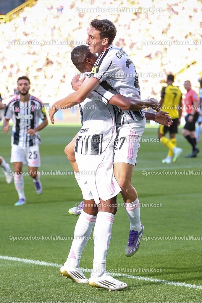 BVB10082501022 | 10.08.2025, Fußball, Borussia Dortmund - Juventus Turin, Testspiel, Signal Iduna Park, Saison 2025 2026: Torjubel nach dem Tor zum 1:0 durch Torschütze Andrea Cambiaso (Juventus Turin #27)  zusammen mit  Pierre Kalulu (Juventus Turin #15) DFB regulations prohibit any use of photographs as image sequences and or quasi-video.