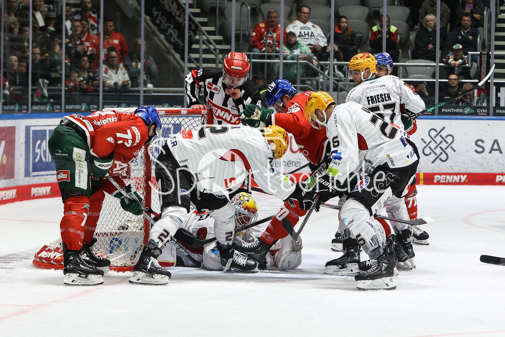 Augsburger Panther - Fischtown Pinguins Bremerhaven | Die Panther bringen den Puck nicht im Tor der Gaeste unter / Torschuss / torchance