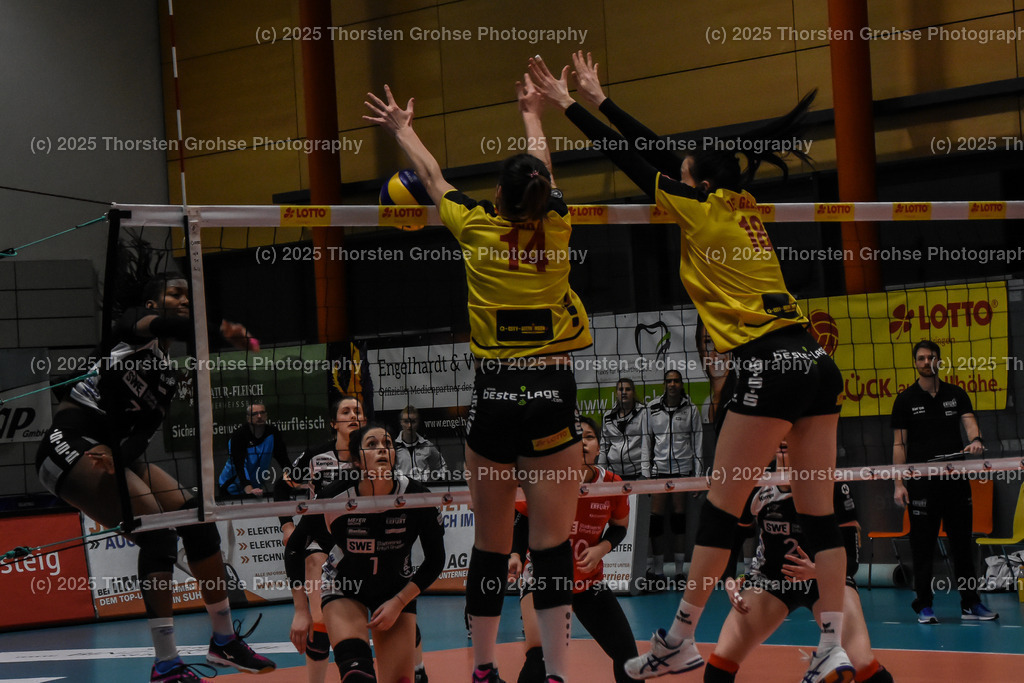 VBL VFB Suhl vs. SCHWARZ-WEISS Erfurt | Erika Mercado #7 (Schwarz-Weiss Erfurt), Bailey Marie Nichol #1 (Schwarz-Weiss Erfurt), Katarzyna Bryda #14 (VFB Suhl), Krista DeGeest #18 (VFB Suhl); VBL VFB Suhl vs. SCHWARZ-WEISS Erfurt, Volleyball-Bundesliga Frauen am 17.02.2018 in der Multihalle in Meiningen, (Deutschland) - Realisiert mit Pictrs.com