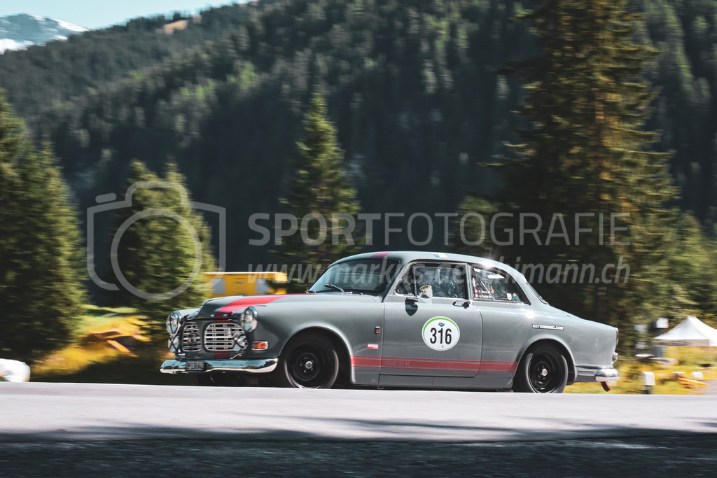 21. Arosa ClassicCar 2025 - 6. =September= 2025 | André Treina aus Weiningen (SUI) in einem Volvo 123 GT aus dem Jahre 1969 mit Startnummer 316 am Arosa ClassicCar 2025 in der Kategorie Sport Trophy..@arosaclassiccar, @arosa.official, #arosaclassiccar, #arosa, #76curves, #classiccarBild: Sportfotografie Markus Aeschimann | www.markus-aeschimann.ch - Realisiert mit Pictrs.com