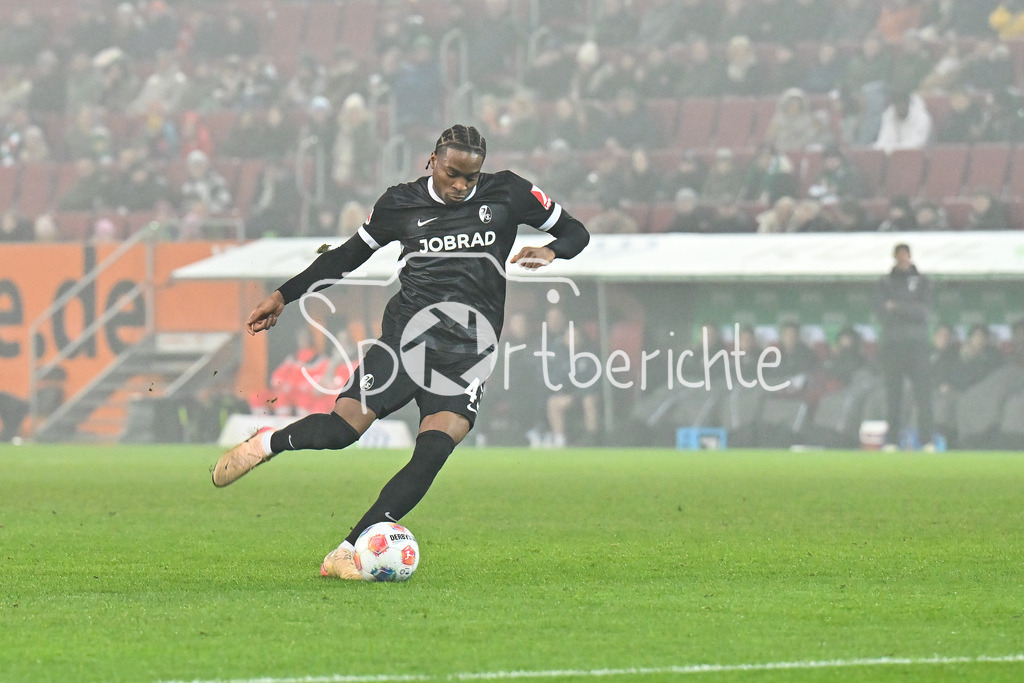 FC Augsburg - SC Freiburg | AUGSBURG, GERMANY - 18. JANUARY: Einer der weniger Torschüsse - Ifechukwu Bruno OGBUS (SC Freiburg 43) / Einzelfoto / Freisteller während dem Bundesligamatch zwischen dem FC Augsburg und dem SC Freiburg am 18. Spieltag in der WWK-Arena / DFL REGULATIONS PROHIBIT ANY USE OF PHOTOGRAPHS AS IMAGE SEQUENCES AND/OR QUASI-VIDEO