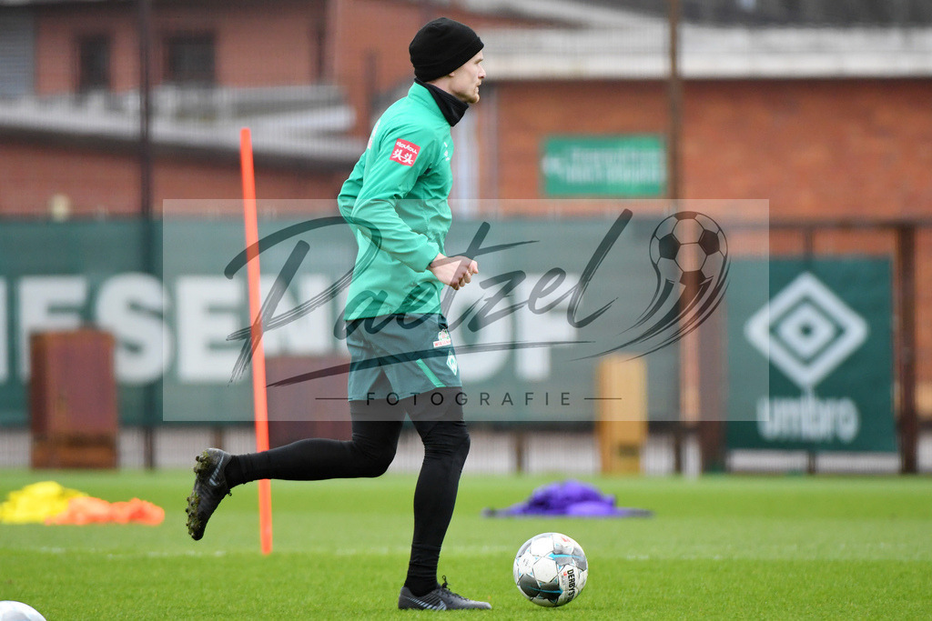 20200227_TRASVW_0087 | Fussball, Herren: Christian Gross (Werder Bremen) in Aktion, am Ball, Einzelaktion waehrend der Trainingseinheit des SV Werder Bremen auf dem Trainingsplatz am wohninvest Weserstadion am 27.02.2020 in Bremen, Deutschland. - Realisiert mit Pictrs.com