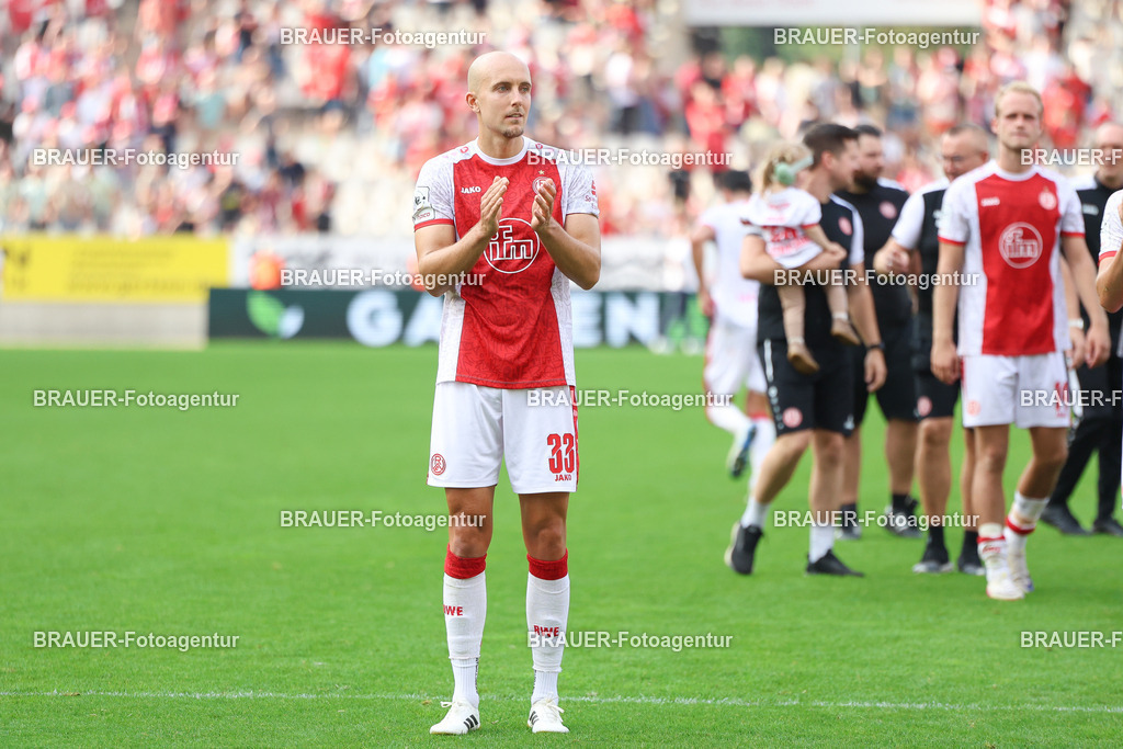 Rot-Weiss Essen - Hansa Rostock | Essen, Deutschland, 20.09.2025 Tobias Kraulich  (Rot-Weiss Essen) klatscht zu den Fanswährend des 3.Liga Spiels zwischen  Rot-Weiss Essen und Hansa Rostock am 20.09.2025 im Stadion an der Hafenstraße in Essen. (Foto von Timo Bluhmki-Schmidt/Brauer Fotoagentur