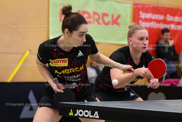 2025.01.18 xJAx TT 1.BL DA TSV vs Bingen_01746 Kopie | 2025.01.18 Tischtennis Damen 1. Bundesliga TSV Langstadt - TTG Bingen/Münster-Sarmsheim v.l., Izabela Lupulesku (TSV Langstadt Tischtennis Damen 1.Bundesliga) macht einen Aufschlag, hinten Chantal Mantz (TSV Langstadt Tischtennis Damen 1.Bundesliga)  - Realisiert mit Pictrs.com