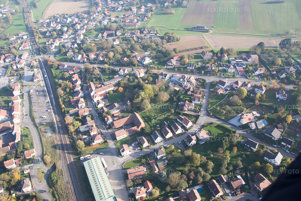 Luftbild: Ortsansicht in Soultz-sous-Forêts im Bundesland Bas-Rhin in Frankreich. Foto: IMG_075577.jpg vom 01.11.2014 durch Werner Riehm/FLY-FOTO.de