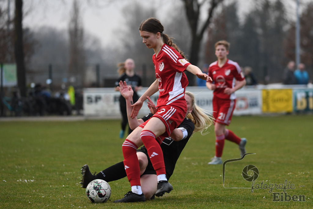 SG am Meer-SpVG Aurich U20 | Bezirksliga Frauen Nord; SG am Meer (schwarz)-SpVG Aurich U20 (rot) am 23.03.2025; in Gristede (Fehrenkampstr. 2a), Photo: Philip Eiben 2025 - Realisiert mit Pictrs.com