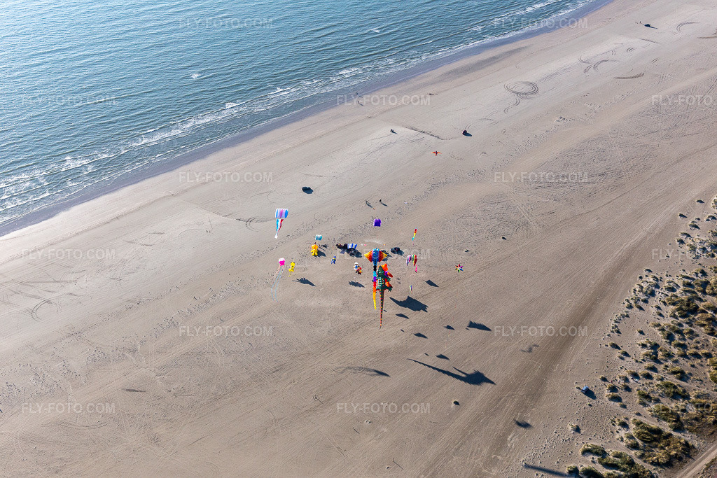 Aerial view: Colorful kites above the sandy beach on the west coast of the North Sea island of Fanø in Fanø in the state South Denmark, Denmark.Photo: IMG_118718.jpg taken on 09/21/2019 by Werner Riehm/FLY-FOTO.comResolution of the original: 5472 x 3648 px