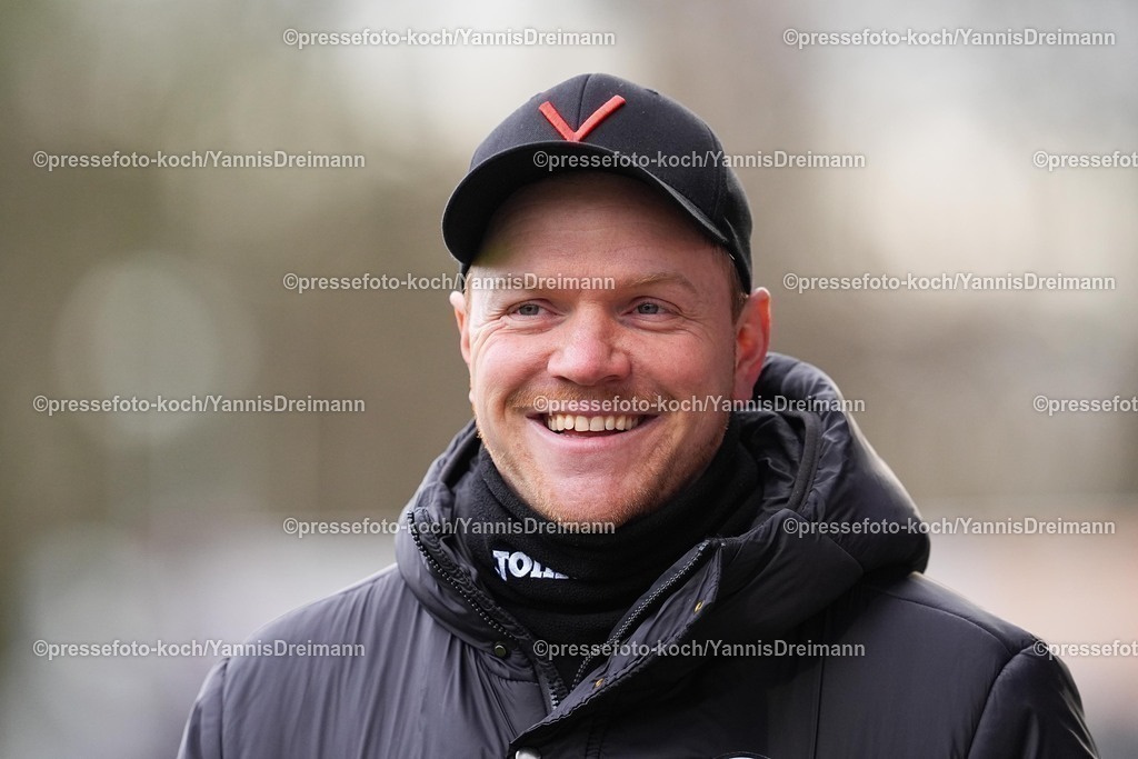 xYDRx06122501009 | 906.12.2025, xydrx, Fußball, 3.Liga, FC Viktoria Köln - SSV Ulm 1846, Saison 2025 2026, Sportpark Höhenberg: Marian Wilhelm (Cheftrainer FC Viktoria Köln)       DFB regulations prohibit any use of photographs as image sequences and or quasi-video.Photo: xYannisxDreimannxPressefotoKochx