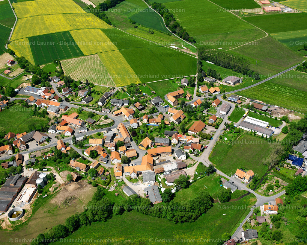 2615645 | WALLERSDORF 09.06.2006 Landwirtschaftliche Nutzflächen und Feldgrenzen  umsäumen das Siedlungsgebiet des Dorfes in Wallersdorf im Bundesland Hessen, Deutschland // Agricultural land and field boundaries surround the settlement area of the village  in Wallersdorf in the state Hesse, Germany Foto: Gerhard Launer