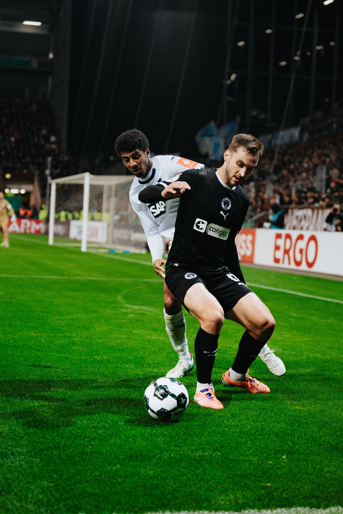 _STP5806 | Der offizielle Shop für FC St. Pauli Fotos. Wähle aus Spielszenen & Fanmomenten dein FCSP Wunschformat. Wir liefern Millerntor-Atmosphäre.