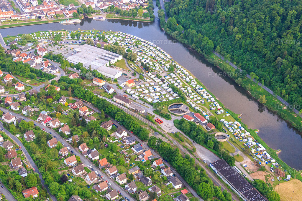 Luftbild: Campingplatz - Wohnmobilstellplatz - Zeltwiese Bad Karlshafen an der Weser in Bad Karlshafen im Bundesland Hessen in Deutschland. – Foto: IMG_079588.jpg vom 24.05.2015 durch Werner Riehm/FLY-FOTO.de – Auflösung des Originals: 5472 x 3648 px – Campingplatz Bad Karlshafen - Unser Campingplatz an der Weser