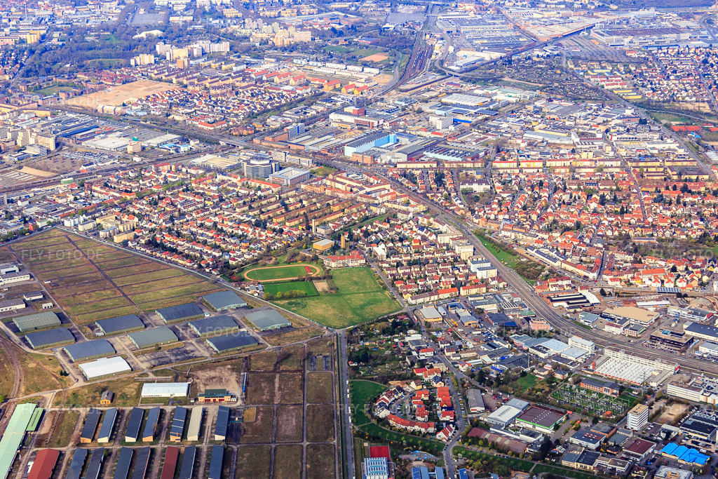 Luftbild: Ortsansicht im Ortsteil Käfertal in Mannheim im Bundesland Baden-Württemberg in Deutschland. Foto: IMG_077003.jpg vom 12.04.2015 durch Werner Riehm/FLY-FOTO.de