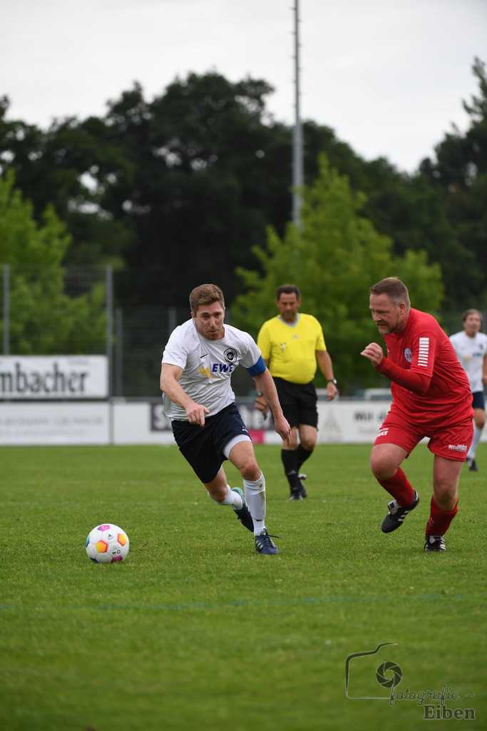 SV Brake Ü40-BW Bümmerstede (Ü40) | Kreispokal Finale Jade-Weser-Hunte Ü40; SV Brake Ü40 (rot)-BW Bümmerstede Ü40 (weiß) am 15.06.2025 in Rastede (Sportanlage Köttersweg), Photo: Philip Eiben 2025 - Realisiert mit Pictrs.com