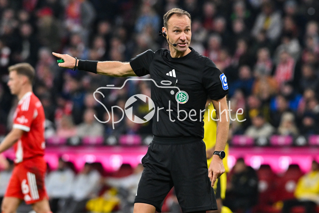 FC Bayern München - Borussia Dortmund | MUNICH, GERMANY - Referee Bastian DANKERT in Action during the bundesliga match between FC Bayern Munich vs. Borussia Dortmund on matchday 7 at Allianz Arena on October 18, 2025 in Munich, Germany / DFL REGULATIONS PROHIBIT ANY USE OF PHOTOGRAPHS AS IMAGE SEQUENCES AND/OR QUASI-VIDEO