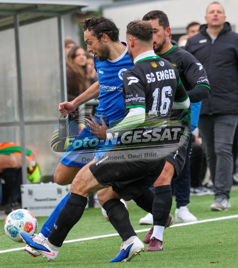 SC Enger - TuS Hücker-Aschen | Auf dem Bild zu sehen: schwarz SC Enger v.l.: Alexander Tiefenbach, Harun Saglam  ; blau TuS Hücker-Aschen: Tobias Sordel SC Enger, TuS Hücker-Aschen, Saison 26/27, Kreisliga A, Enger, Deutschland - Realisiert mit Pictrs.com