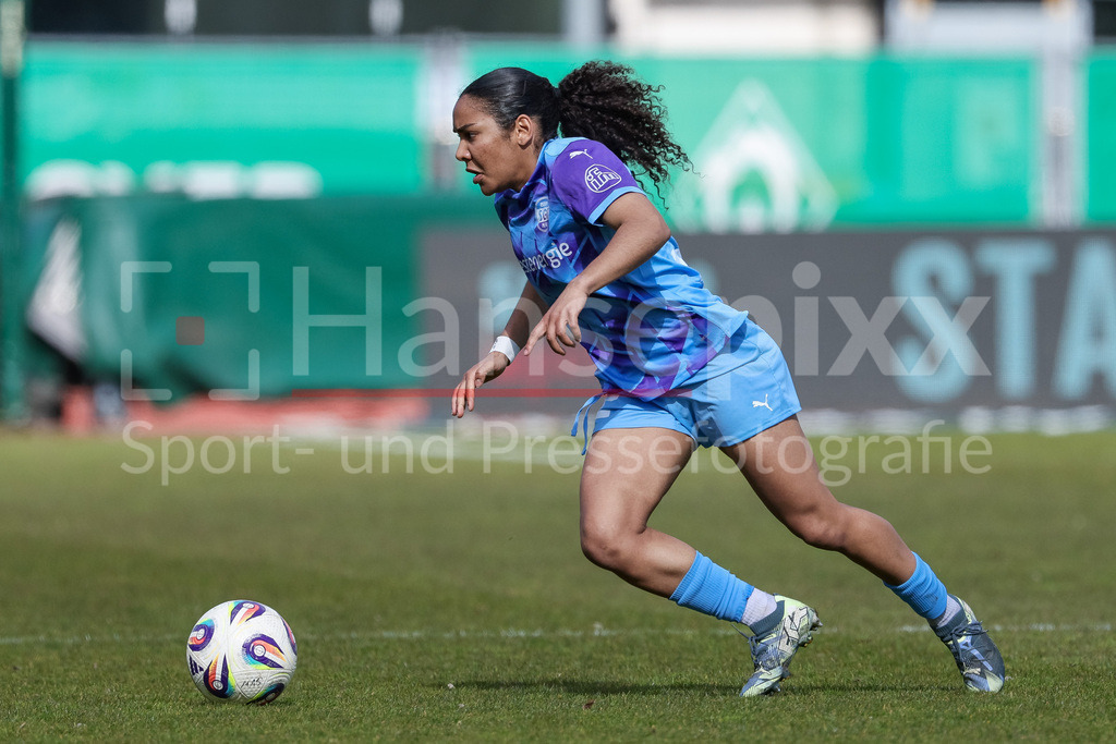Fussball, Google Pixel Frauen-Bundesliga, SV Werder Bremen - SGS Essen | Ella Touon (SGS Essen, 32) am Ball, Freisteller, Einzelbild, Ganzkörper, Aktion, Action, Spielszene, DIE DFB-RICHTLINIEN UNTERSAGEN JEGLICHE NUTZUNG VON FOTOS ALS SEQUENZBILDER UND/ODER VIDEOÄHNLICHE FOTOSTRECKEN. DFB REGULATIONS PROHIBIT ANY USE OF PHOTOGRAPHS AS IMAGE SEQUENCES AND/OR QUASI-VIDEO.