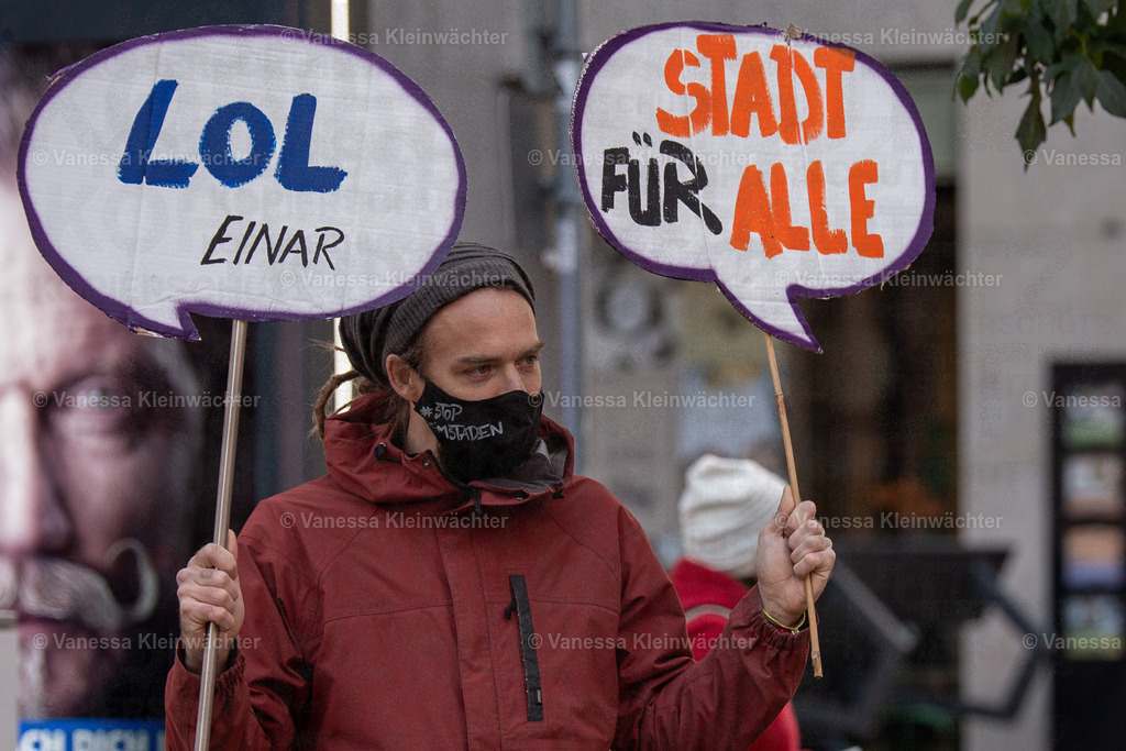 201120 StopHeimstaden MindSpace-9 | Mit Musik und einer "Wall of shame" aus Umzugskartons fordern Mieter*innen der von Heimstaden gekauften Häuser am 20.11.2020 vorm Büro des Schwedischen Immobilien-Investors die Ausübung des städtischen Vorkaufsrechts. - Realisiert mit Pictrs.com