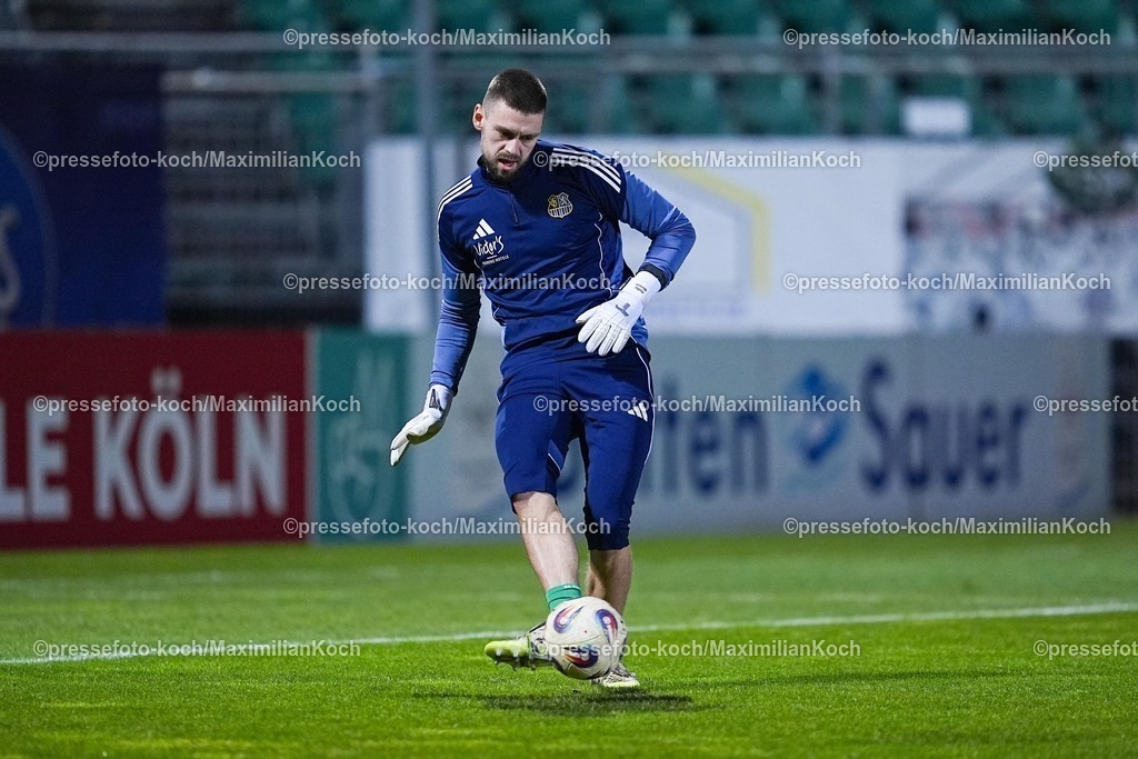 xYDRx23012601067 | 23.01.2026, xydrx, Fußball, 3.Liga, FC Viktoria Köln - 1.FC Saarbrücken, Saison 2025 2026, Sportpark Höhenberg: Phillip Menzel (1.FC Saarbrücken #13)    DFB regulations prohibit any use of photographs as image sequences and or quasi-video. Photo: xYannisxDreimannxPressefotoKochx