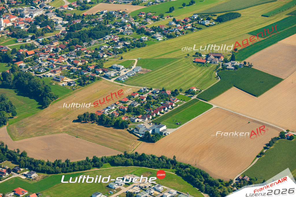 Luftaufnahme von  Utzenaich - Die Luftaufnahme wurde 2025 vom UL-Flugzeug heraus erstellt ( keine Drohne ) - Hochauflösende Luftaufnahme - für professionelle Ausdrucke geeignet. Die Geschenkidee !Mit Lizenz und Bildrechte bestellbar