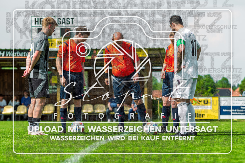 Kreisliga Herren HK - FG Fulde-Stellichte vs. Germania Walsrode | Pascal-Laurin Berger (FG Fulde-Stellichte #10), Maco Antonio Panata Tomaz (Germania Walsrode #17), Gerrit Ludwig (Schiedsrichter), Katharina Thiemann (Schiedsrichterassistentin), Johann Schindler (Schiedsrichterassistent); Kreisliga Herren HK - FG Fulde-Stellichte vs. Germania Walsrode am 10.05.26 in Fulder Zentralstadion, Fulde - Realisiert mit Pictrs.com