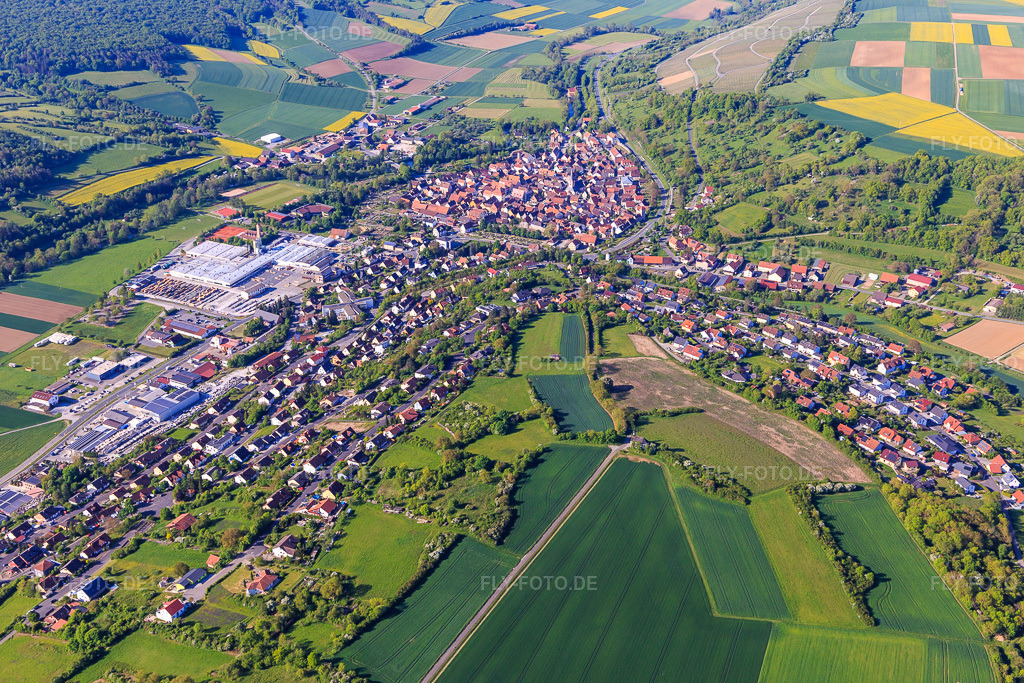 Luftbild: Ortsübersicht im lieblichen Taubertal am Morgen aus Nordosten in Röttingen im Bundesland Bayern in Deutschland. Foto: IMG_146513.jpg vom 10.05.2025 durch Werner Riehm/FLY-FOTO.de