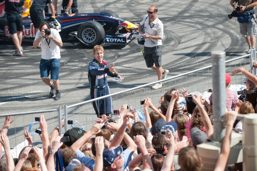 _DSC7365 | Sebastian Vettel beim spektakulären „Home Run“ in Heppenheim: Der Formel-1-Weltmeister fährt im Red-Bull-Rennwagen über die zur Rennstrecke umfunktionierte B3 in seiner Heimatstadt. Tausende Fans feiern ihren Lokalhelden.