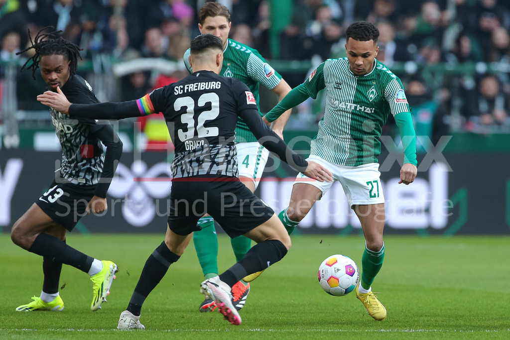Fussball, Bundesliga, SV Werder Bremen - SC Freiburg | v.li.: Vincenzo Grifo (SC Freiburg, 32) und Felix Agu (SV Werder Bremen, 27) im Zweikampf, Duell, Dynamik, Aktion, Action, Spielszene, DIE DFL-RICHTLINIEN UNTERSAGEN JEGLICHE NUTZUNG VON FOTOS ALS SEQUENZBILDER UND/ODER VIDEOÄHNLICHE FOTOSTRECKEN. DFL REGULATIONS PROHIBIT ANY USE OF PHOTOGRAPHS AS IMAGE SEQUENCES AND/OR QUASI-VIDEO.