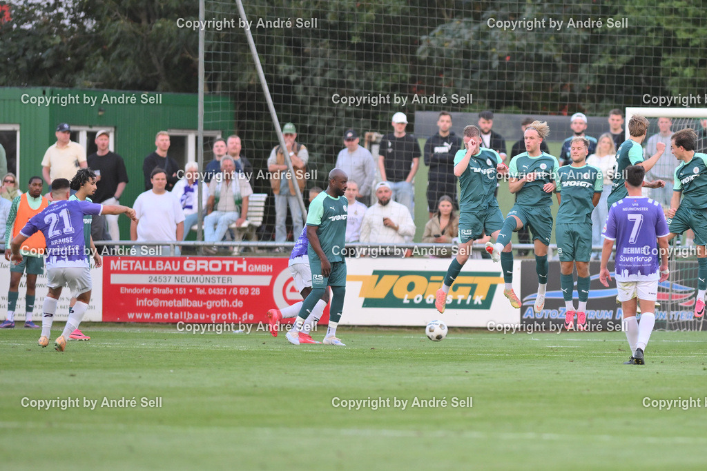PSV Neumünster vs VfR Neumünster | Rafael Krause (VfR #21 li.) trifft hier zum 0-2 / Fußball-Oberliga Männer 2026/2027 / PSV Neumünster vs VfR Neumünster / PSV Stadion Platz A / Neumünster / 31.07.26 - Realisiert mit Pictrs.com