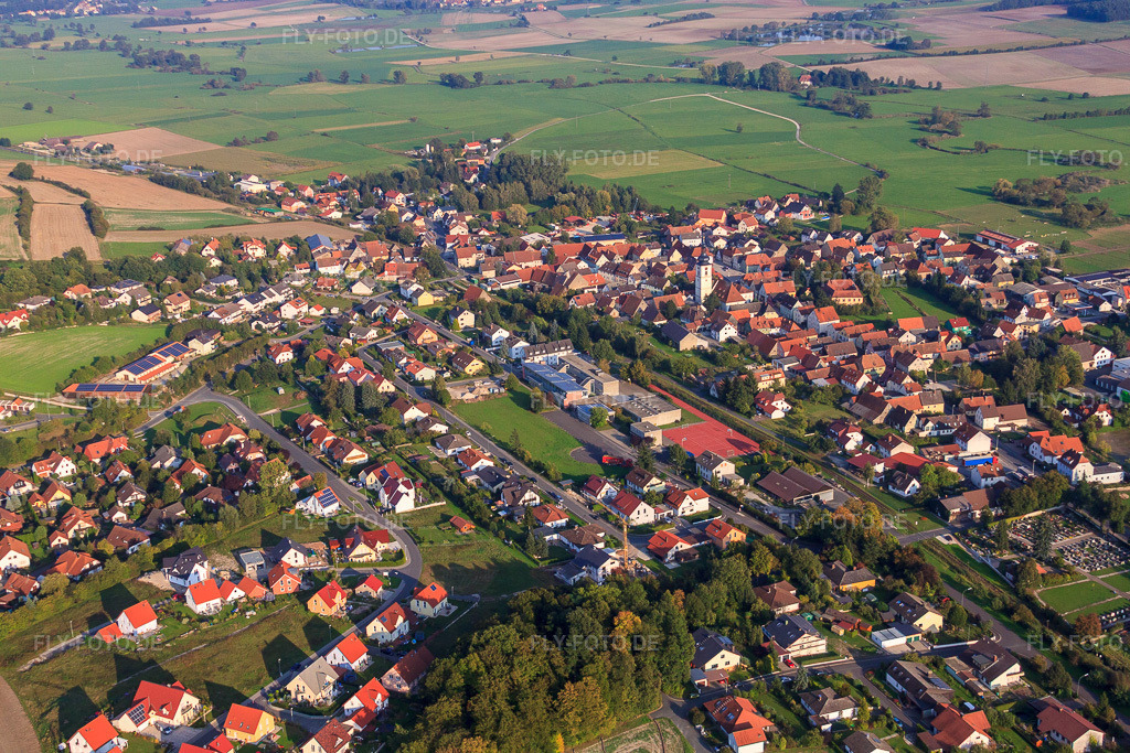 Luftbild: Mittelschule Mühlhausen in Mühlhausen im Bundesland Bayern in Deutschland. – Foto: IMG_45717-1764.jpg vom 25.09.2011 durch Werner Riehm/FLY-FOTO.de – Auflösung des Originals: 4752 x 3168 px – VS-MUEHLHAUSEN.DE
