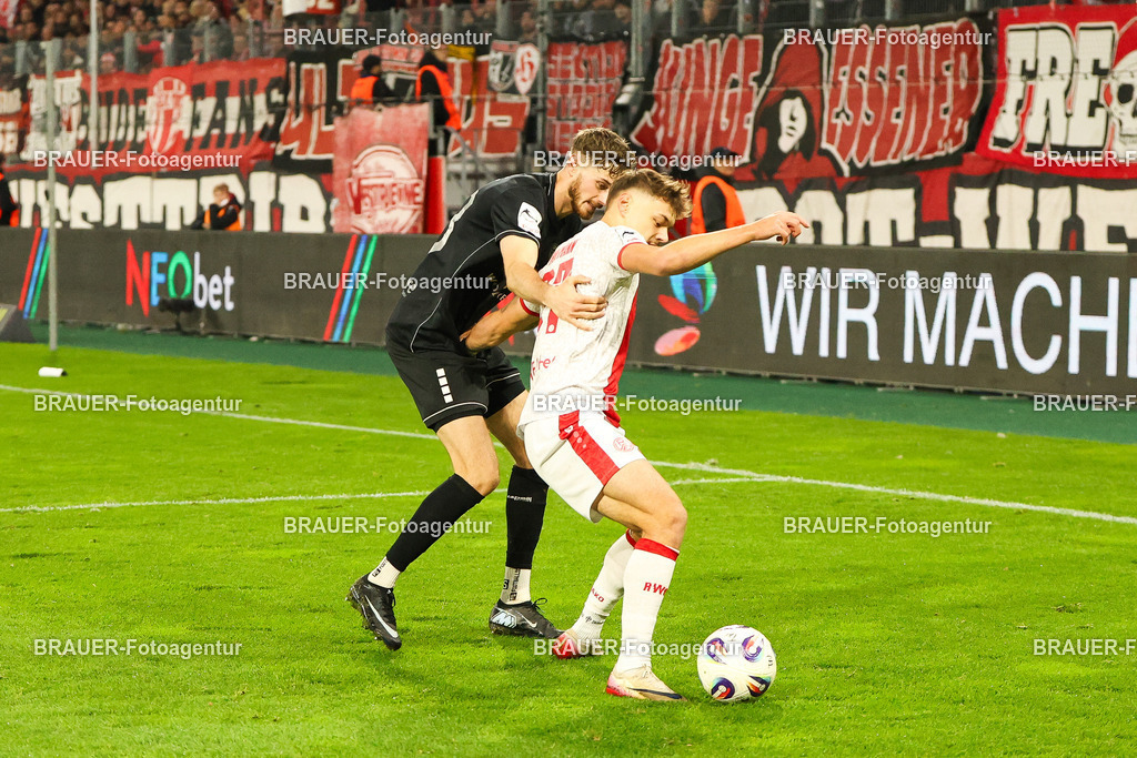Rot-Weiss Essen - 1.Fc Schweinfurt | Essen, Deutschland, 02.11.2025 Luka Trslic (1.FC Schweinfurt) und Jannik Hofmann  (Rot-Weiss Essen) im Kampf um den Ballwährend des 3.Liga Spiels zwischen  Rot-Weiss Essen und 1.Fc Schweinfurt am 02.11.2025 im Stadion an der Hafenstraße in Essen. (Foto von Timo Bluhmki-Schmidt/Brauer Fotoagentur