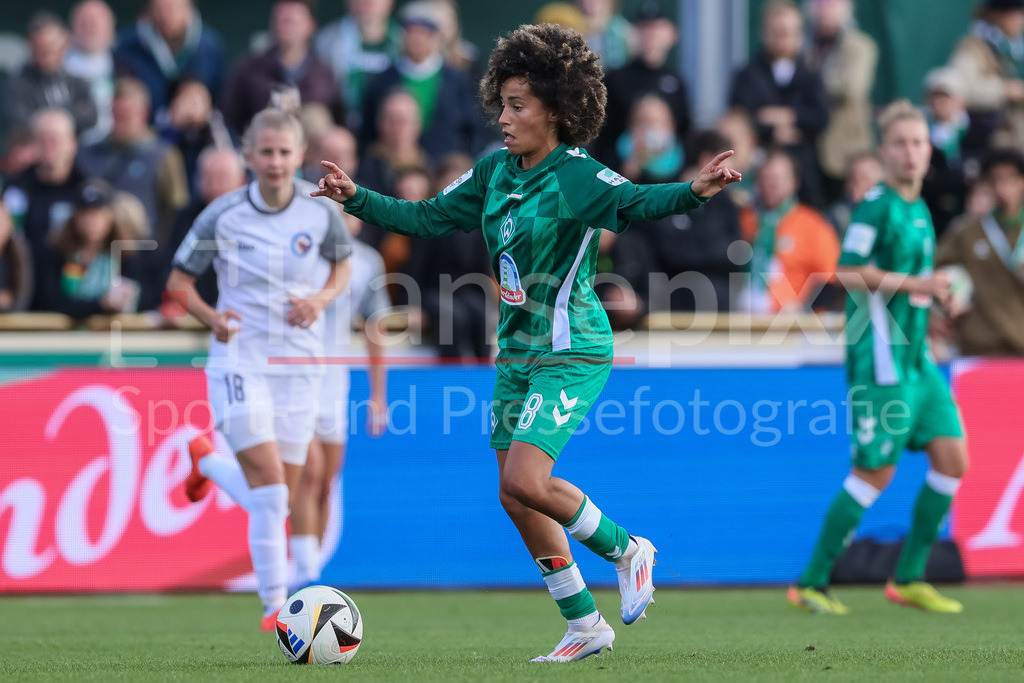 Fussball, Google Pixel Frauen-Bundesliga, SV Werder Bremen - 1. FFC Turbine Potsdam | v.li.: Amira Arfaoui (SV Werder Bremen, 8) am Ball, Einzelbild, Ganzkörper, Aktion, Action, Spielszene