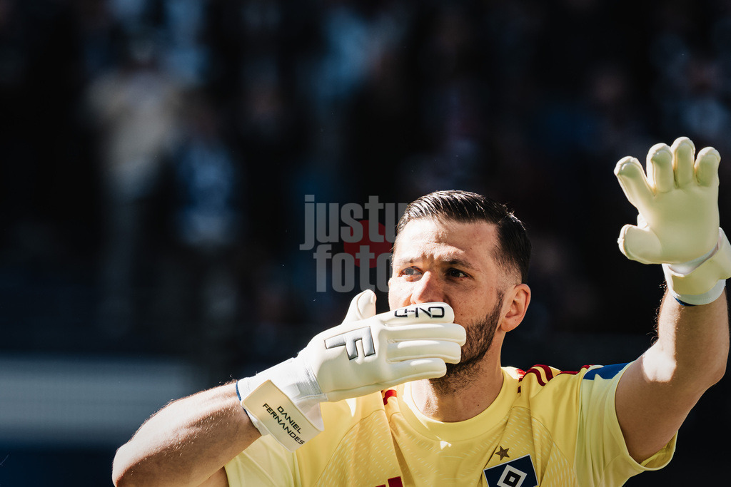 Fußball | Männer | Saison 2025/2026 | 1. Fußball-Bundesliga | 28. Spieltag | Hamburger SV vs. FC Augsburg | 04.04.2026 | Daniel Heuer Fernandes (#1, HSV) mit einem Luftkuss