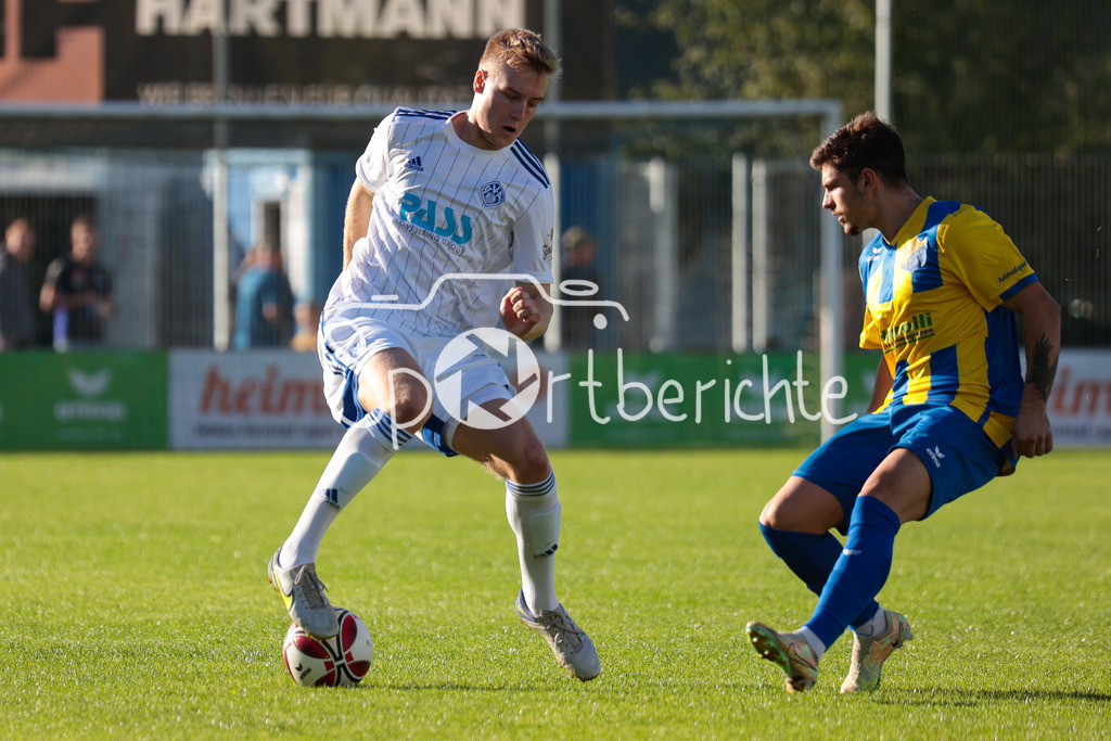FC Pipinsried - SV Viktoria Aschaffenburg | Niklas MEYER (SVVA #17) im Duell mit Claudio MILICAN (FCP #14)