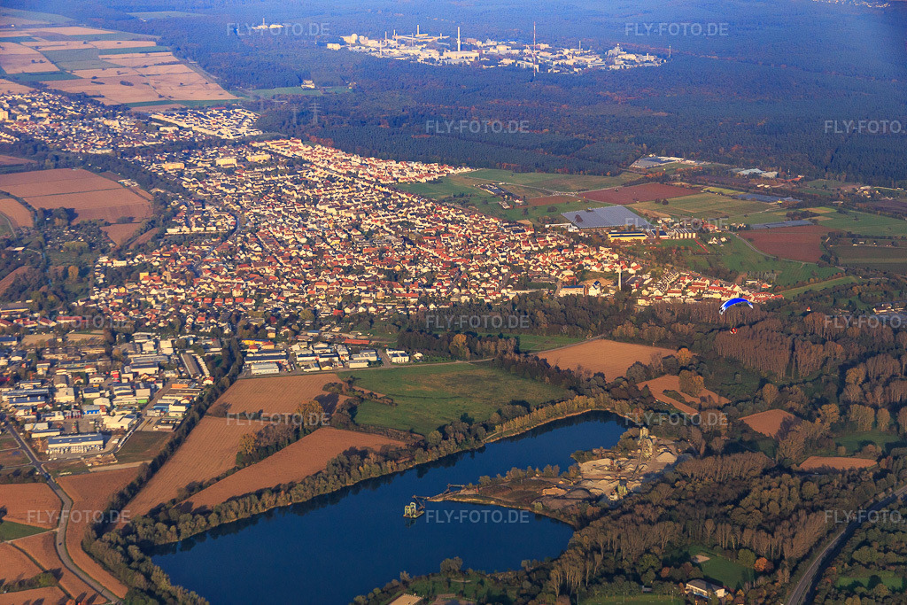 Luftbild: Stadtansicht zwischen Hardtwald und Altrhein aus Süden im Ortsteil Eggenstein in Eggenstein-Leopoldshafen im Bundesland Baden-Württemberg in Deutschland. Foto: IMG_075480.jpg vom 26.10.2014 durch Werner Riehm/FLY-FOTO.de