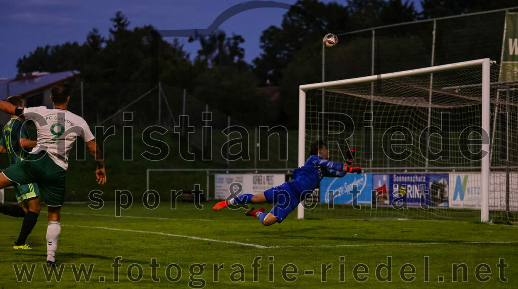 2023-09-01_114_FC_Schwaig_gegen_TSV_Gruenwald | Oberding, Deutschland, 01.09.2023:
Fußball, Landesliga Südost 2023 / 2024, 9. Spieltag, FC Schwaig gegen TSV Grünwald, Endergebnis: 3:1

Raffael Ascher (FC Schwaig, #9), Torwart Lukas Brandl (TSV Grünwald, #22)

Foto: Christian Riedel / fotografie-riedel.net