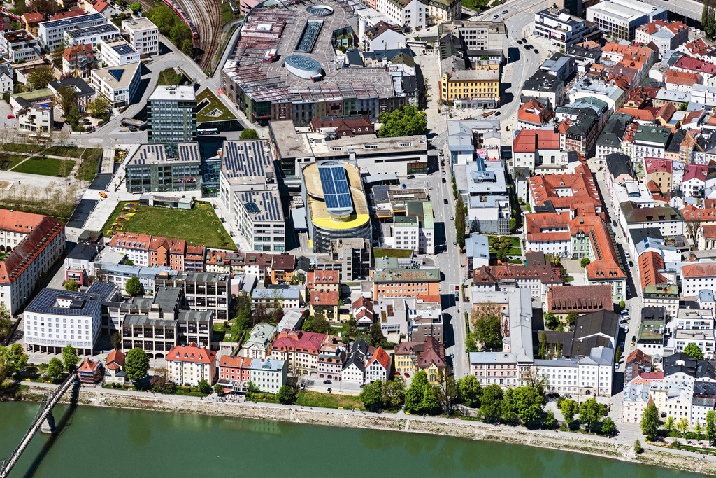 dr__0062474.jpg | PASSAU 09.05.2021 Parkdeck auf dem Gebäude des Parkhauses Zentralgarage Passau in Passau im Bundesland Bayern, Deutschland. // Parking deck on the building of the car park Zentralgarage Passau in Passau in the state Bavaria, Germany. Foto: Daniel Reiter