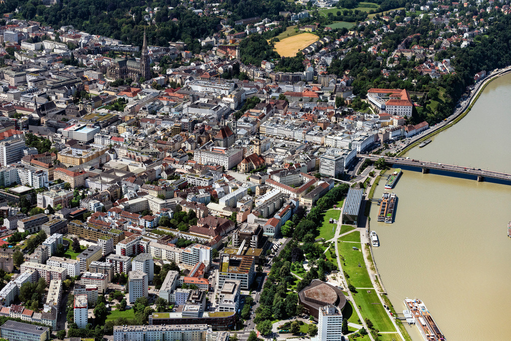 dr__0092160.jpg | LINZ 14.06.2022 Stadtzentrum im Innenstadtbereich am Ufer des Flußverlaufes der Donau in Linz in Oberösterreich, Österreich. 