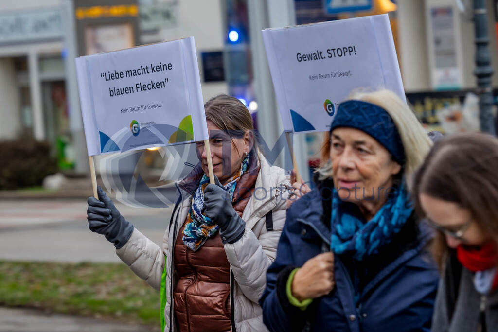 R06_2413 | 29.NOV.24-Protestmarsch gegen Gewalt-Copyright: Katholische Kirche Kärnten/Denk Dich Neu/Trainproduction/Matthias Trinkl