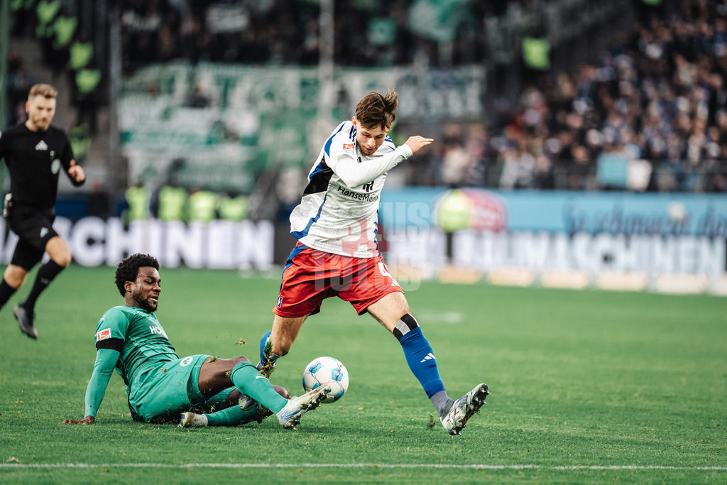 Fußball | Männer | Saison 2024/2025 | 2. Fußball-Bundesliga | 17. Spieltag | Hamburger SV vs. SpVgg Greuther Fürth | 21.12.2024 | v.l. Gideon Jung (#23, SpVgg Greuther Fürth) stoppt Otto Emerson Stange (#49, HSV)