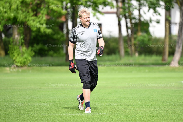mikovits-20240507-0053 | Image shows goalkeeper trainer Manuel Moser (BWL) during warm up, PK LASK, Sport, Bundesliga, Fußball /Foto: Albert Mikovits Datum 20240507