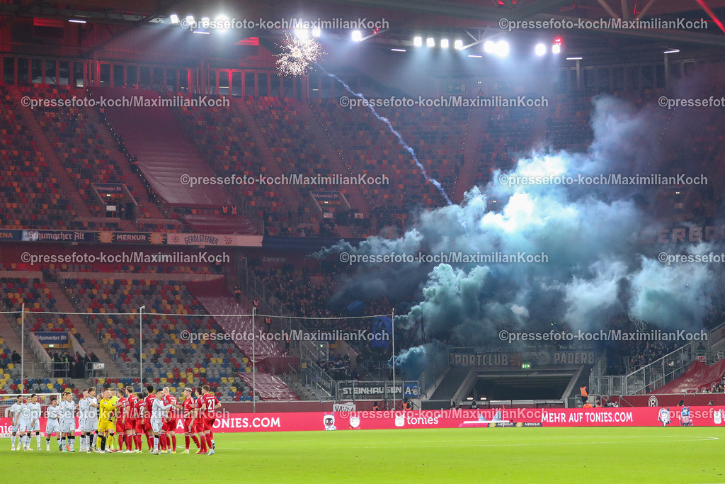 Due0911240109602121 | 09.11.2024, Fußball, Fortuna Düsseldorf - SC Paderborn 07, 2. Bundesliga, Merkur Spiel-Arena, Saison 2024 2025: Fans im Gästeblock zünden Bengalisches Feuer und Feuerwerkskörper. Eine Feuerwerksrakete explodiert im Stadion.DFB regulations prohibit any use of photographs as image sequences and or quasi-video.