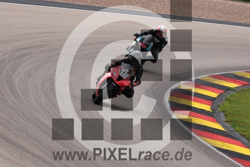 0776-20240819_00850 | Schöne Erinnerungen an spannende Momente - das festzuhalten ist unser Job. PIXELrace.de ist seit 2003 auf den Rennstrecken Europas unterwegs um die Action draußen beim Fahren und die wunderbare Stimmung imm Fahrerlager für euch einzufangen.